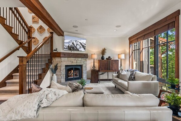 Smart TV y chimenea