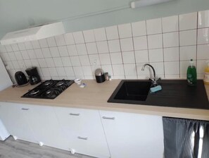 Réfrigérateur, micro-ondes, plaque de cuisson, bouilloire électrique