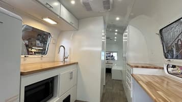 Kjøleskap, mikrobølgeovn, kaffetrakter/tekoker og brødrister