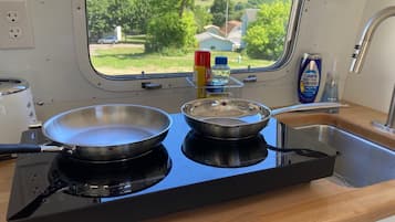 Refrigerador, microondas, cafetera y tetera y tostadora