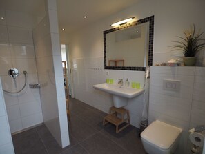 Shower, hair dryer, towels - Ferienhaus in Rerik mit eigener Terrasse (Rerik)