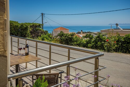Petra's Charming Home, 500m to Beach