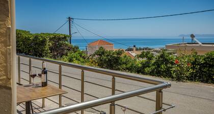 Petra's Charming Home, 500m to Beach