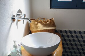 Suihku, hiustenkuivaaja, pyyhkeet, saippua