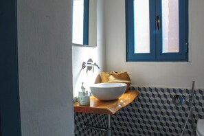 Een douche, een haardroger, handdoeken, zeep