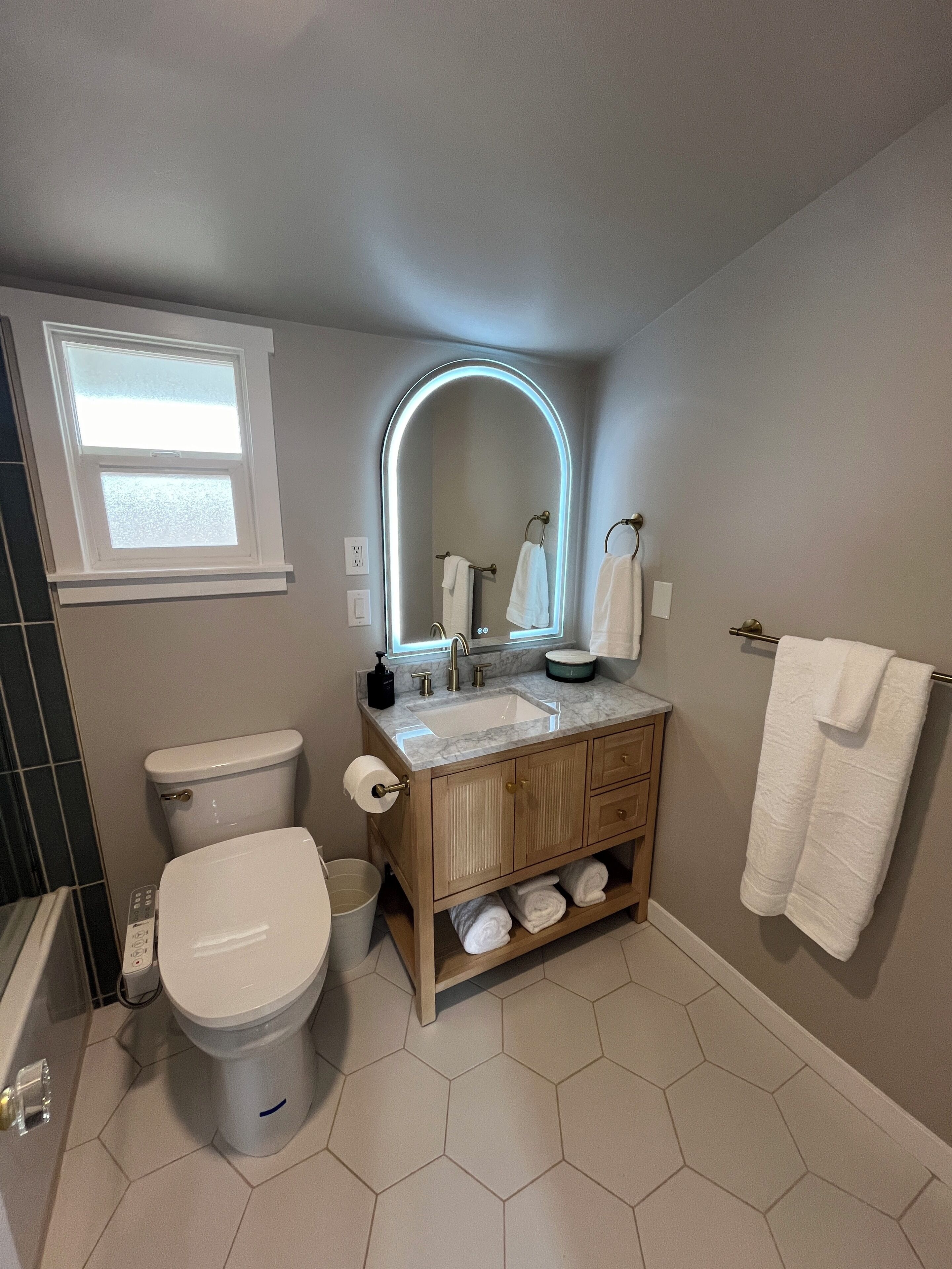 Een haardroger, een bidet, handdoeken, zeep