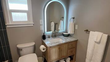 Haartrockner, Bidet, HandtĂŒcher, Seife