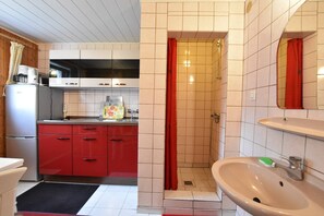 Kühlschrank, Herdplatte, Wasserkocher mit Kaffee-/Teezubehör, Toaster