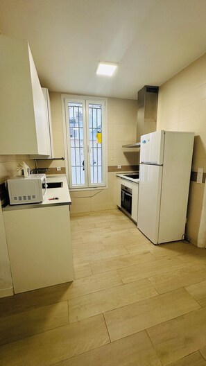 Microwave, dishwasher - Acogedor apartamento Frente al Parque del Retiro, excelente zona (Madrid)