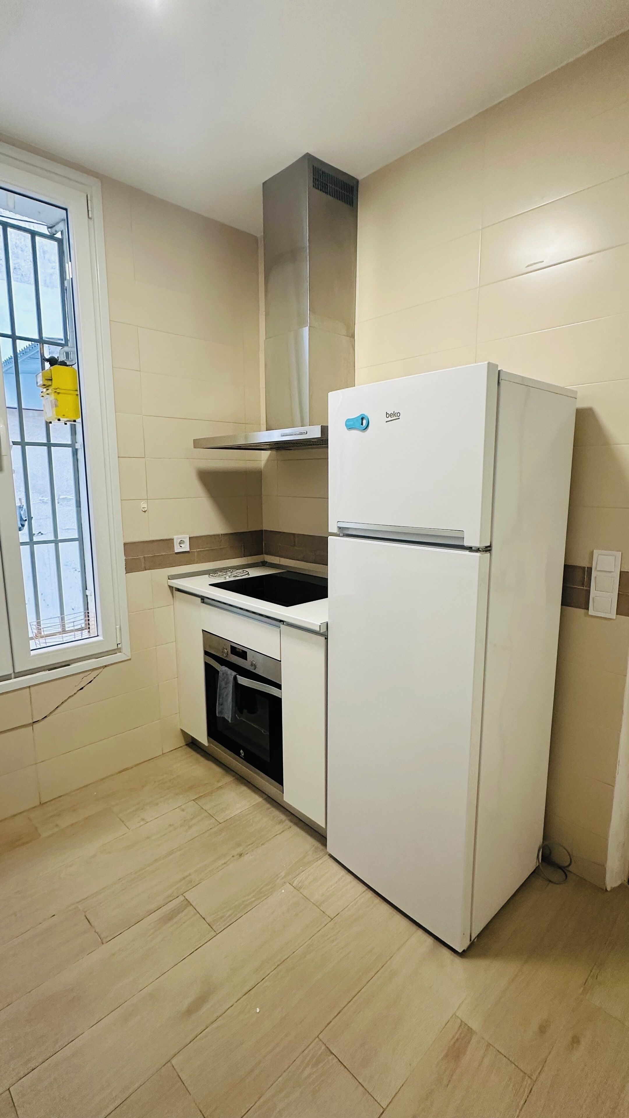 Een microgolfoven, een vaatwasser