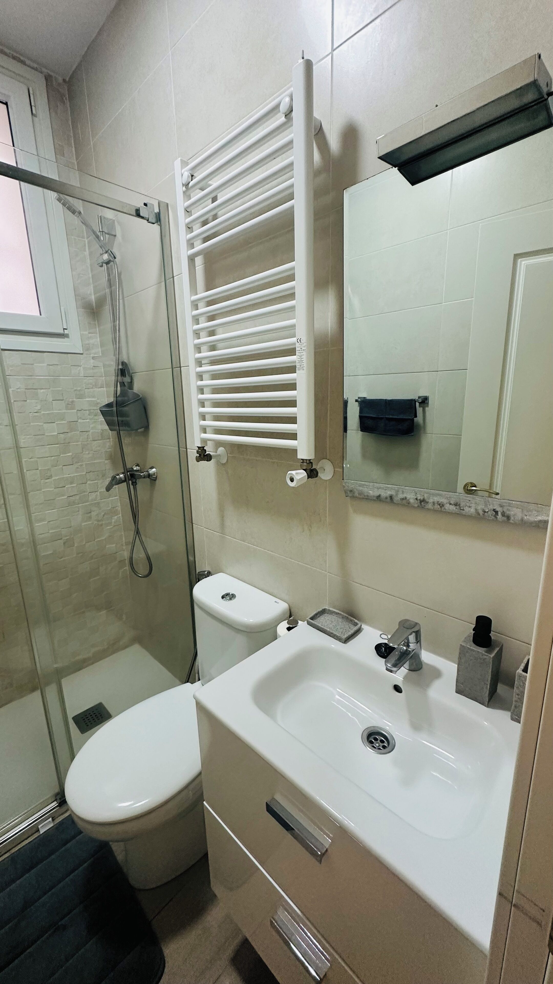 Ducha, secador de pelo, toallas y jabón