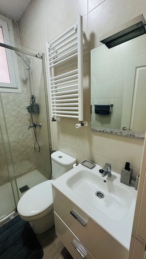 Bruser, hårtørrer, håndklæder, Sæbe