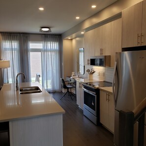 Private kitchen - Quiet Gate-Away for Short-Term Stay - Minutes from Ottawa International Airport (Ottawa)