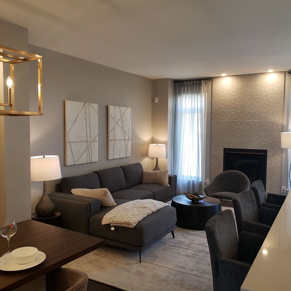 Living area - Quiet Gate-Away for Short-Term Stay - Minutes from Ottawa International Airport (Ottawa)