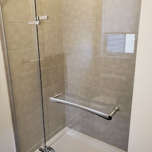 Hair dryer, towels, soap, shampoo - Quiet Gate-Away for Short-Term Stay - Minutes from Ottawa International Airport (Ottawa)