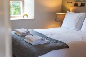 2 bedrooms, iron/ironing board, travel cot, WiFi - Delightful Garden Upper Cottage in Oldhamstocks (Oldhamstocks)