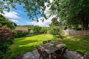 Outdoor dining - Delightful Garden Upper Cottage in Oldhamstocks (Oldhamstocks)