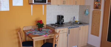 Fridge, microwave, stovetop, coffee/tea maker