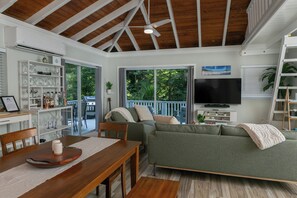 Smart TV - Villa de Paz, STJ 4 BR/2.5B, 2-8 guests Pool Private Renovated AC backup power (St John)