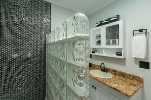 Douche, sèche-cheveux, serviettes fournies, savon