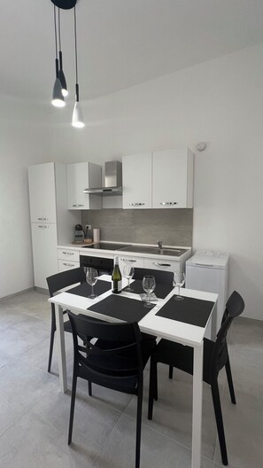 Réfrigérateur, four, plaque de cuisson