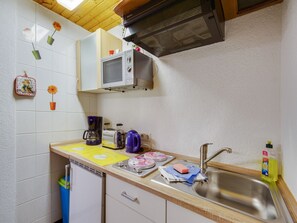 Een koelkast, een magnetron, een kookplaat