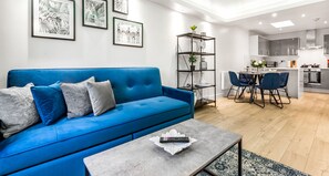 Leilighet – comfort, 1 soverom, privat bad, byutsikt | Oppholdsområde | En 50-tommers smart-TV med digitale kanaler samt Netflix