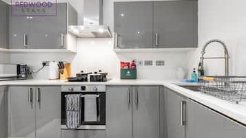 Comfort Apartment, 1 Bedroom, Private Bathroom, City View | Private kitchen | Full-size fridge, microwave, oven, stovetop