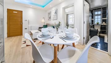 Deluxe Apartment, 1 Double Bed with Sofa bed | In-room dining