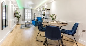 Leilighet – comfort, 1 soverom, privat bad, byutsikt | Spiseområde på rommet