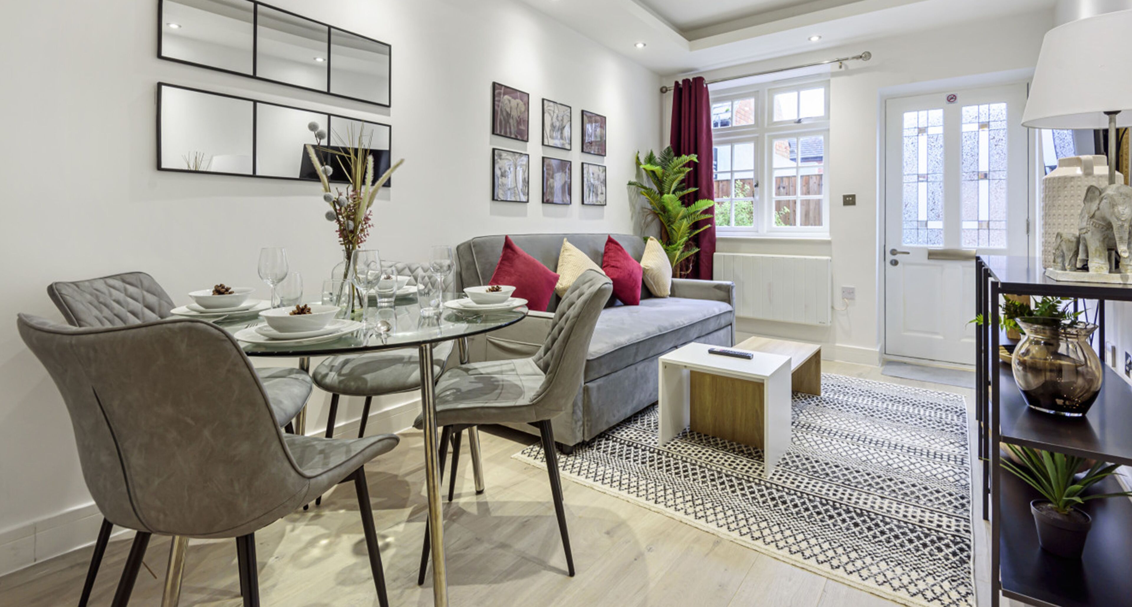 Economy Apartment, 1 Bedroom, Private Bathroom | In-room dining