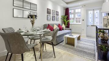 Economy Apartment, 1 Bedroom, Private Bathroom | In-room dining