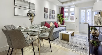 Economy Apartment, 1 Bedroom, Private Bathroom | In-room dining