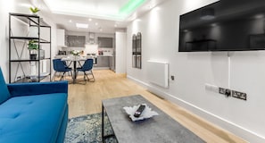 Leilighet – comfort, 1 soverom, privat bad, byutsikt | Oppholdsområde | En 50-tommers smart-TV med digitale kanaler samt Netflix