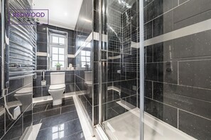 Deluxe-Apartment, 1 Doppelbett und Schlafsofa | Badezimmer | Duschwanne, kostenlose Toilettenartikel, Haartrockner, Handtücher