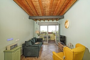Condo | Living room | 35-cm TV with digital channels - Condominio San Francesco 53 by Wonderful Italy (Desenzano del Garda)