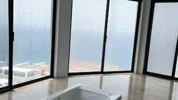 Deluxe Suite, Balcony, Sea View | Bathroom
