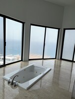 豪華套房, 露台, 海景 | 浴室 | 風筒、提供毛巾、番梘、洗頭水