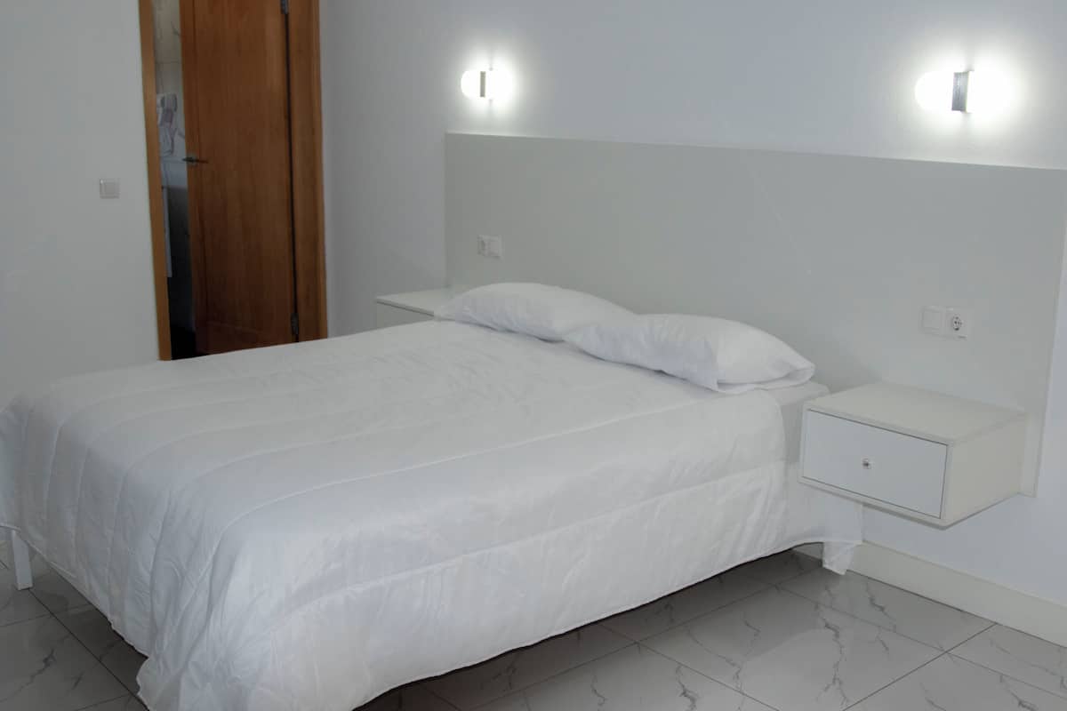 1 habitación, escritorio, wifi gratis y ropa de cama