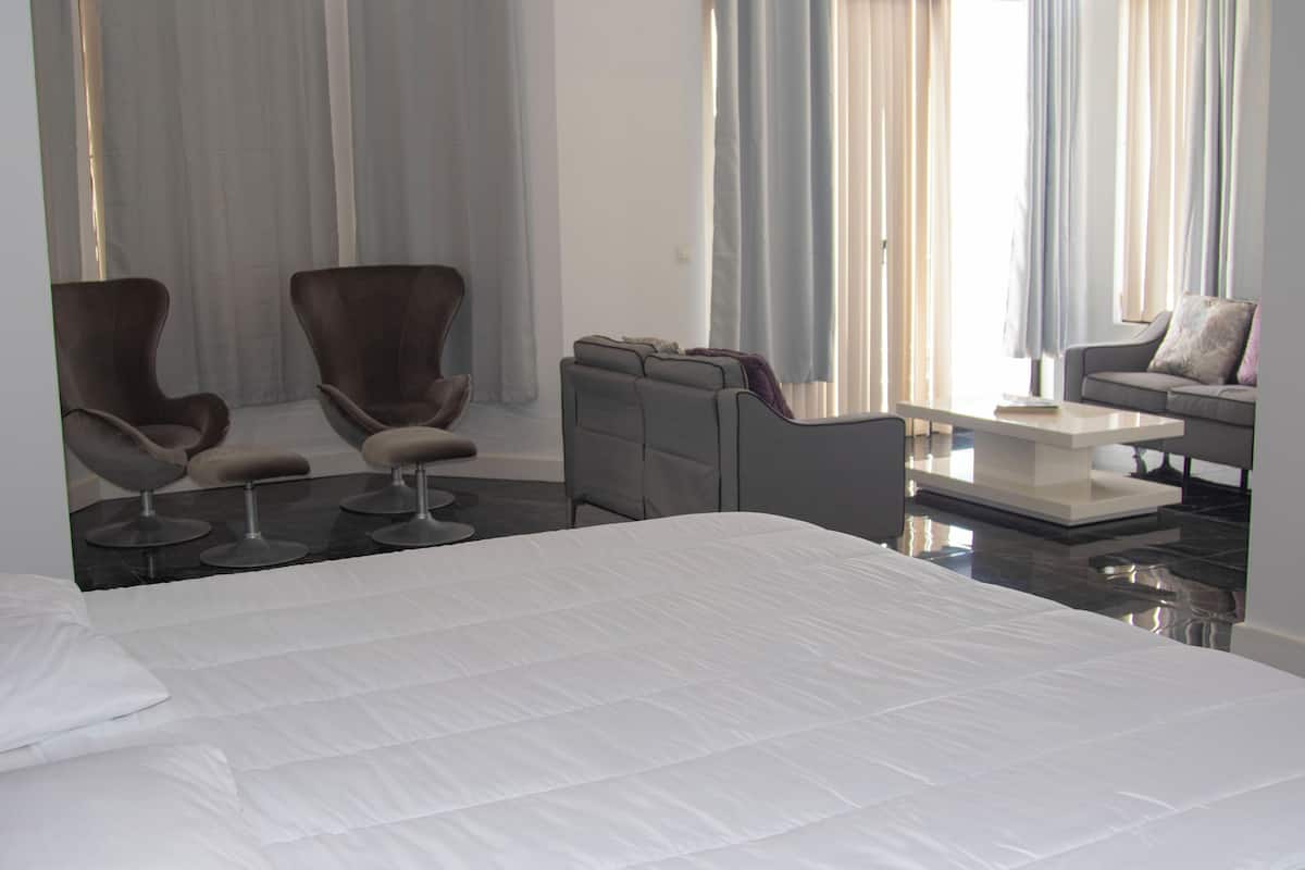 1 habitación, escritorio, wifi gratis y ropa de cama