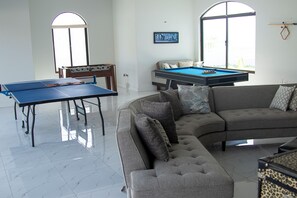 43-inch Smart TV with cable channels - The View Hotel (São Filipe)