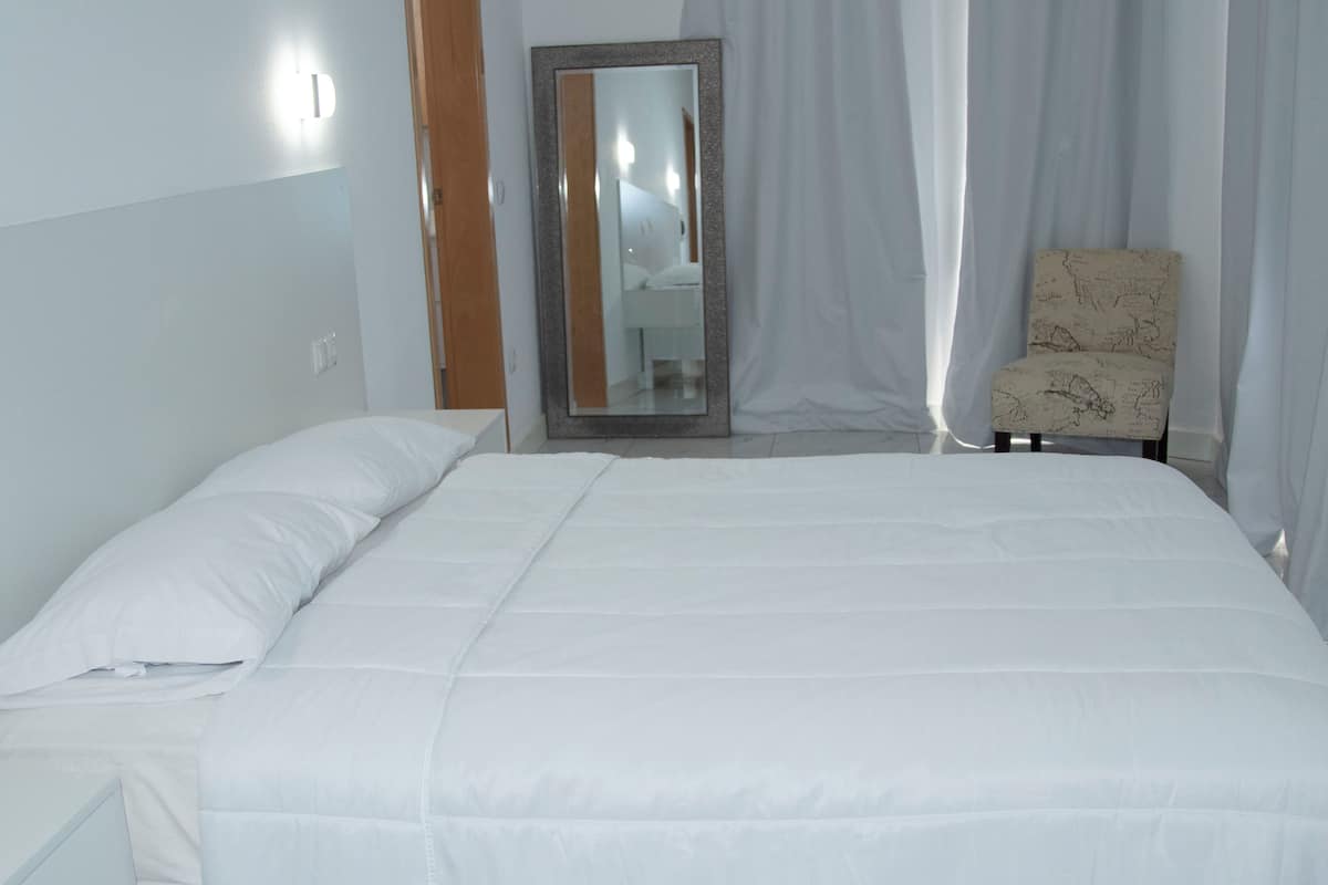 1 habitación, escritorio, wifi gratis y ropa de cama