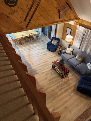 TV connectée, cheminée, livres