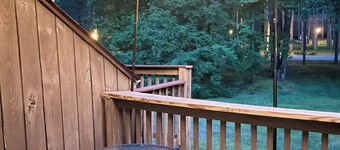 Cozy townhome sleeps 10 in the heart of it all. Minutes to multiple ski resorts