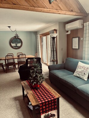 Smart TV, fireplace, books - Cozy townhome sleeps 10 in the heart of it all. Minutes to multiple ski resorts (Bartlett)