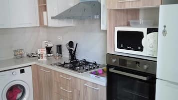 Réfrigérateur, micro-ondes, four, cafetière/bouilloire