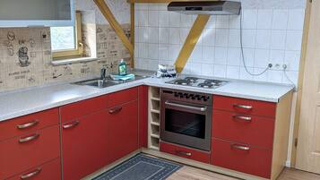 Kühlschrank, Ofen, Herdplatte, Wasserkocher mit Kaffee-/Teezubehör