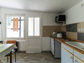 Réfrigérateur, micro-ondes, plaque de cuisson, cafetière/bouilloire