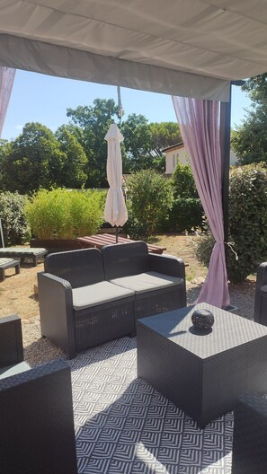 Terrace/patio - AIR-CONDITIONED SELF-CONTAINED APARTMENT WITH PRIVATE GARDEN, RELAXATION AREA AND JACUZZI. (Saint-Cézaire-sur-Siagne)