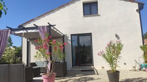 Terrace/patio - AIR-CONDITIONED SELF-CONTAINED APARTMENT WITH PRIVATE GARDEN, RELAXATION AREA AND JACUZZI. (Saint-Cézaire-sur-Siagne)